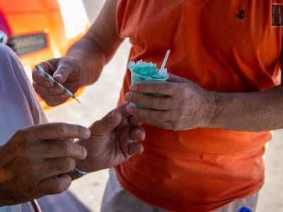 ...e adulti, tutti desiderosi di ricevere la squisita specialit� da gustare poi di fronte al mare